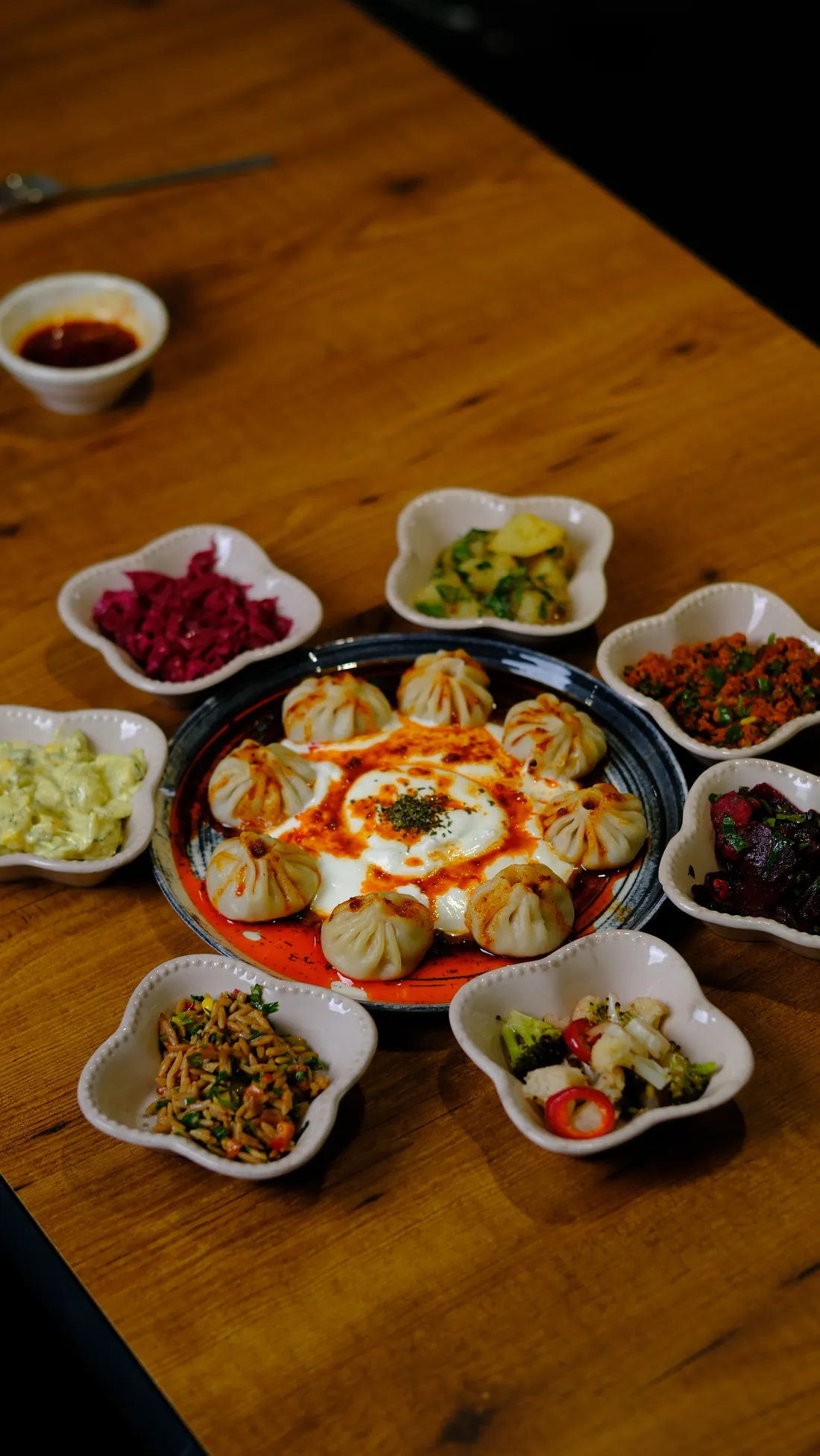 Mantı ve meze çeşitleriyle kurulmuş sofra