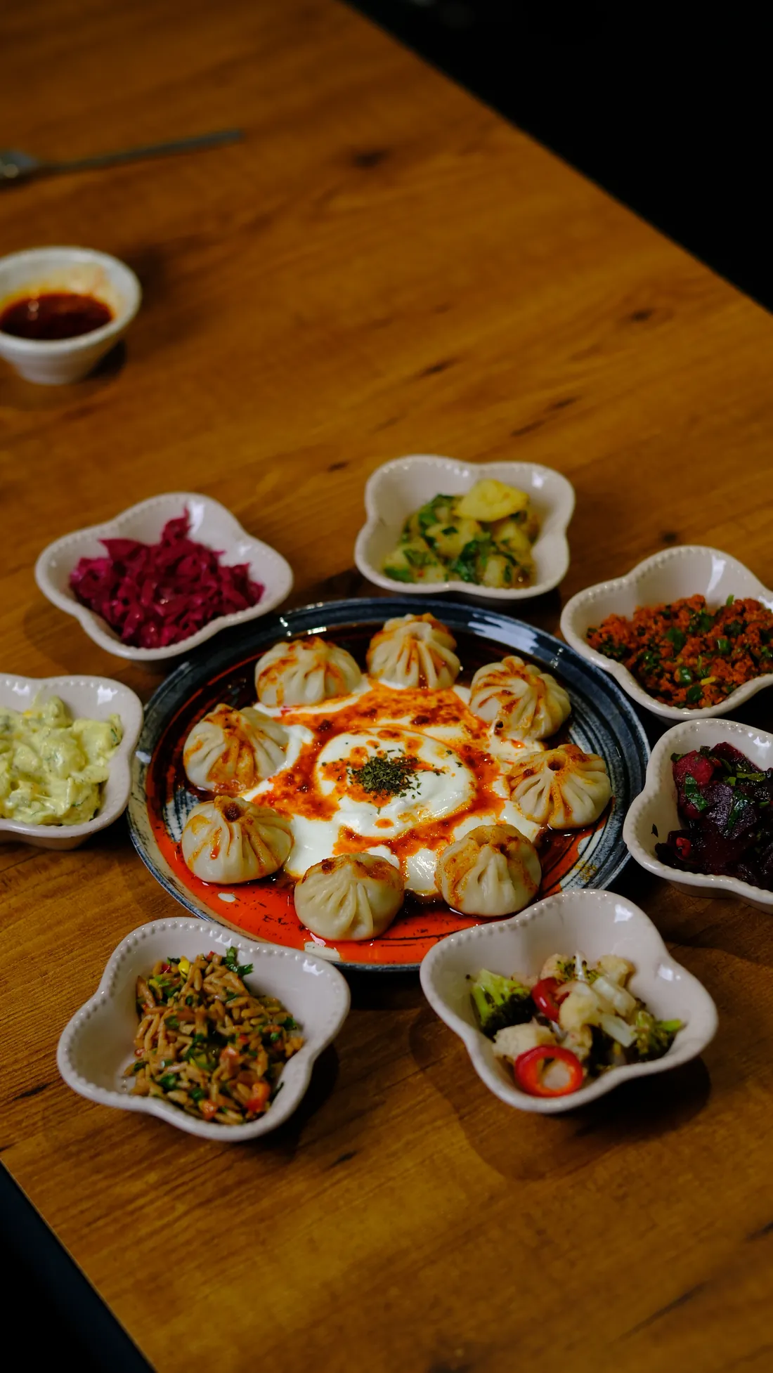 Mantı tabağının etrafında meze kâseleri