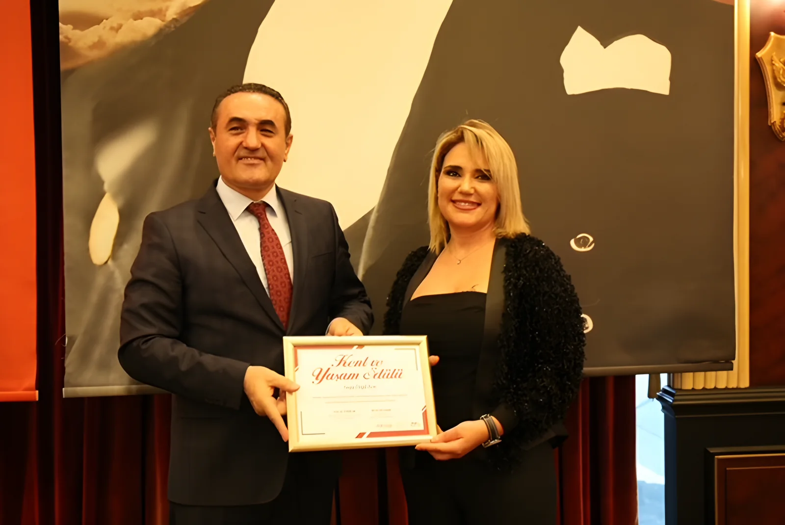 Özgül Acır, 17. Kent ve Yaşam Ödülleri töreninde ödülünü alırken